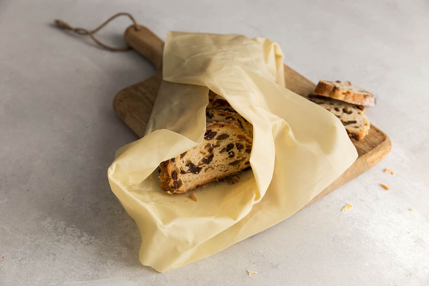 Ein Stollen eingewickelt in einem Bienenwachstuch Large in Natur